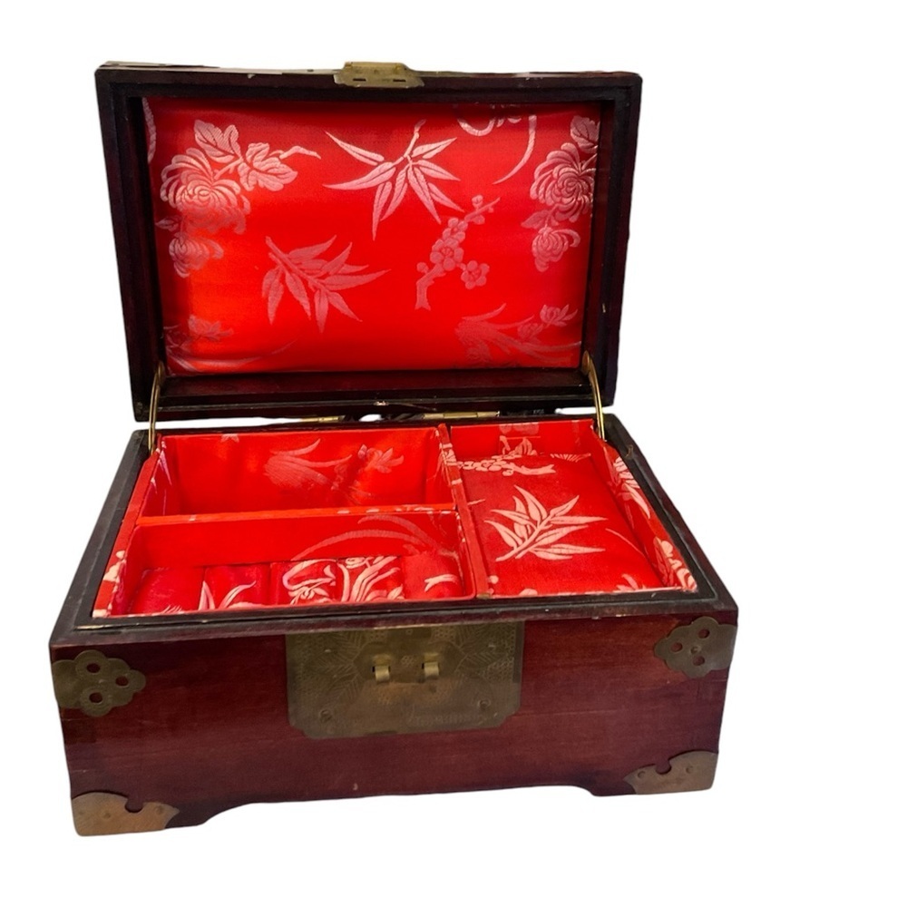 Circa. 40’s -50’sFabrique en Changhai, China. Musical Jewelry Box.